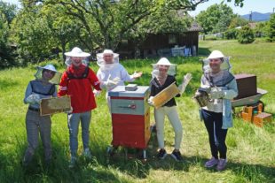 2020-8-19-BI-Knauer-Gruppenfoto_Bienenkasten-Umweltprojekt
