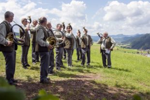 2020-8-24-OH-Tourist-Info-Jagdhornbläser an der Baumstamm-Bank