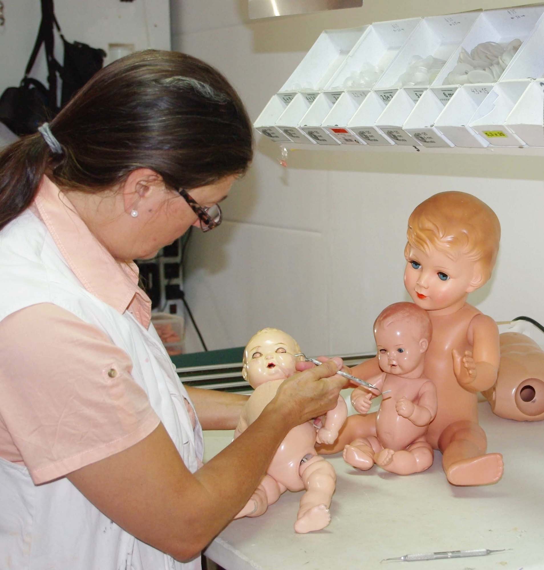 2020-8-26-NO-Touristeninfo-Puppendoktorin bei der Arbeit