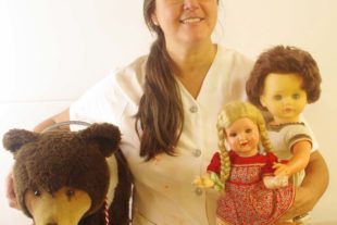 2020-8-26-NO-Touristeninfo-Puppendoktorin mit Patienten