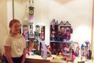 2020-8-5-NO- mnb- Wiedereröffnung Puppenmuseum Amelie vitrine