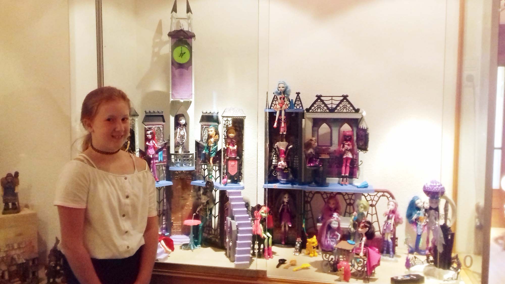 2020-8-5-NO- mnb- Wiedereröffnung Puppenmuseum Amelie vitrine