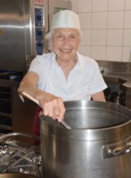 Hilda Herrmann verwöhnt die Gäste im Gasthaus »Kreuz« mit ihren Kochkünsten