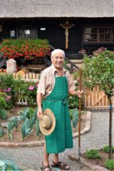 Erwin Burger hält auch noch mit 83 Jahren den Bauerngarten am Heimatmuseum in Schuss