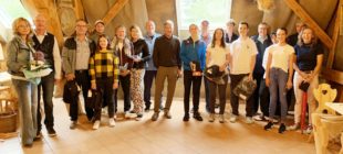 64 Golfer im Dauerregen