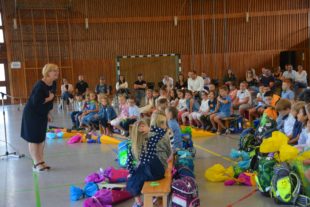 In der Schule ist es schön! Jeder will zur Schule geh’n!