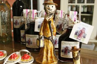 2020-9-25-NO-Tourist Info- Moospfaffmonat_Von der Beere bis zum Likör_ Moospfafflikör mit Tonfigur