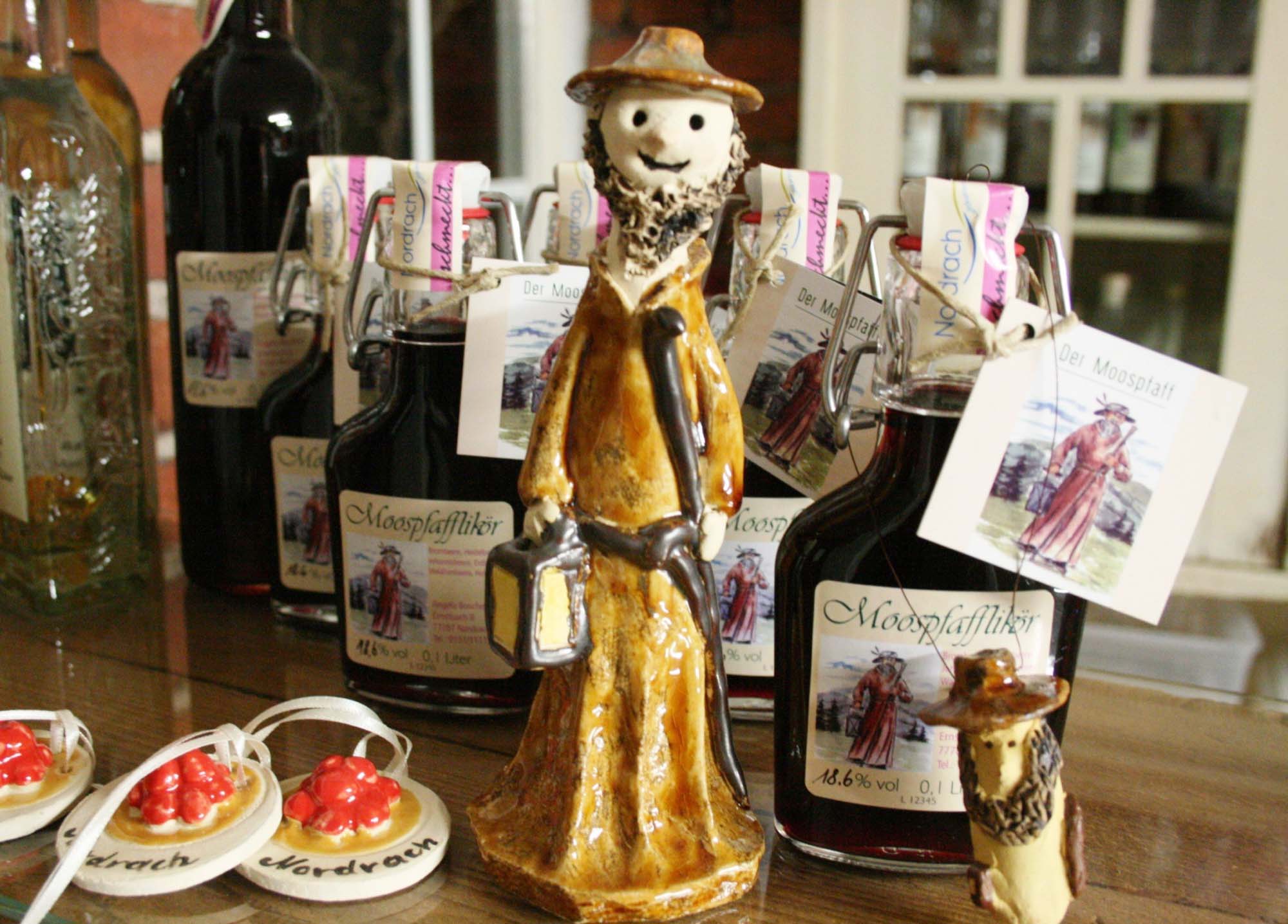 2020-9-25-NO-Tourist Info- Moospfaffmonat_Von der Beere bis zum Likör_ Moospfafflikör mit Tonfigur