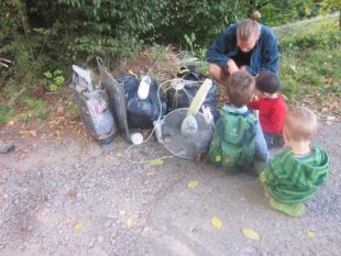 Spontane Müllsammelaktion am Wald