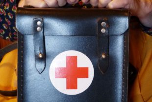 2020-10-1-NO-bia-Sofie Bürkle-uraltes DRK-Täschchen hoch - Kopie