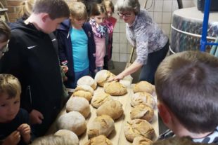 2020-10-16-OH-Judith Müller-Spendenübergabe-Herzklopfen-Brotbacken 2a