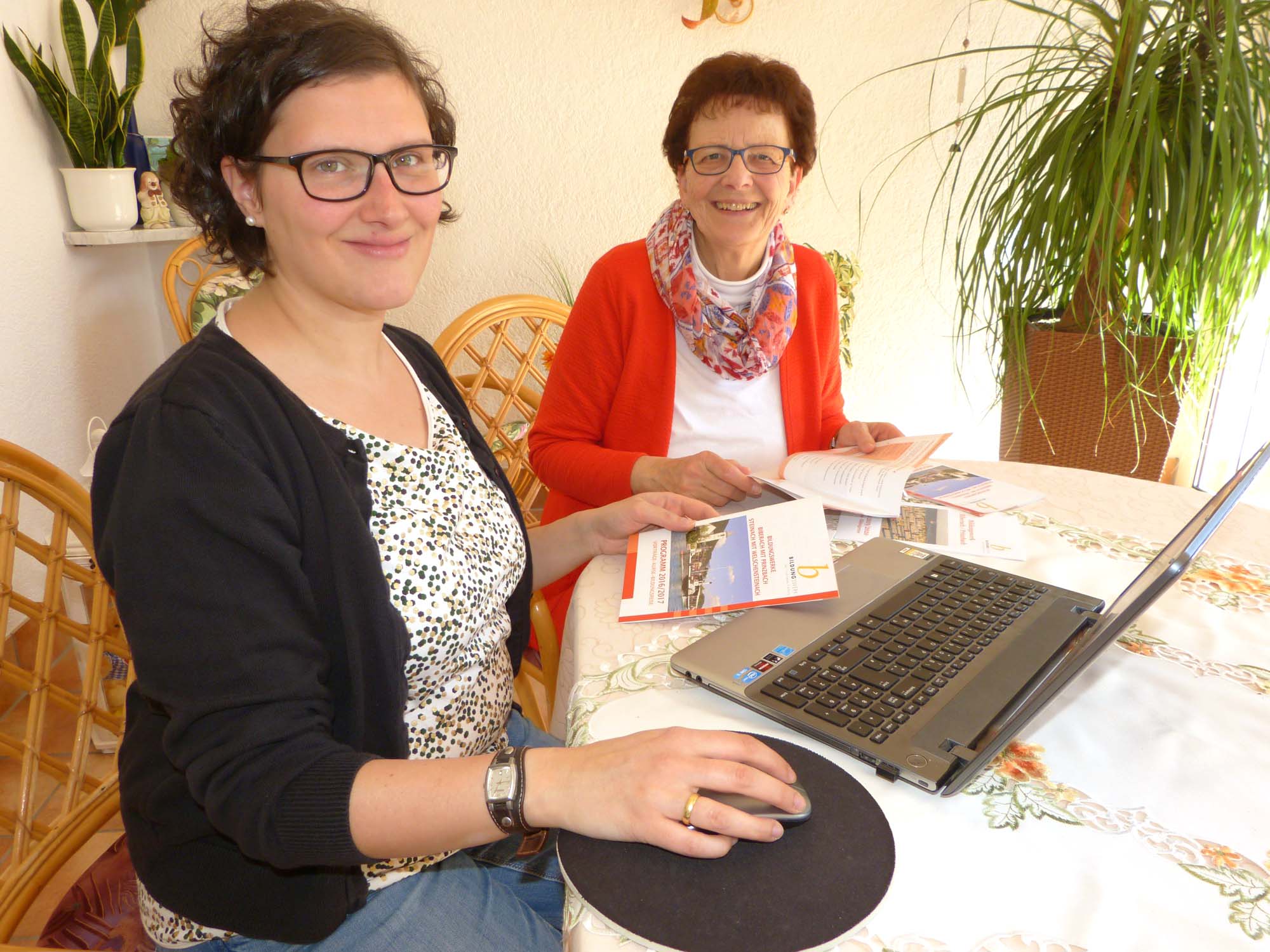 2020-10-21-BI-bia-Erika-Rieger-mit Ute Baur als helfender Hand