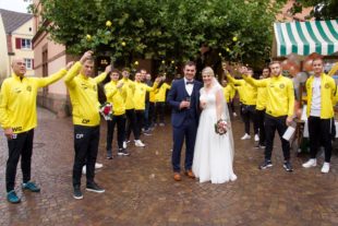 Zeller Fußballer und Neuhauser Narren gratulierten zur Hochzeit