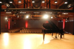 2020-10-9-Oppenau-Konzert L'amour toujours-Bild Halle Flügel