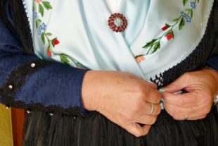 2020-11-18-NO-bia-Angelika Kälble-Halstuch anlegen