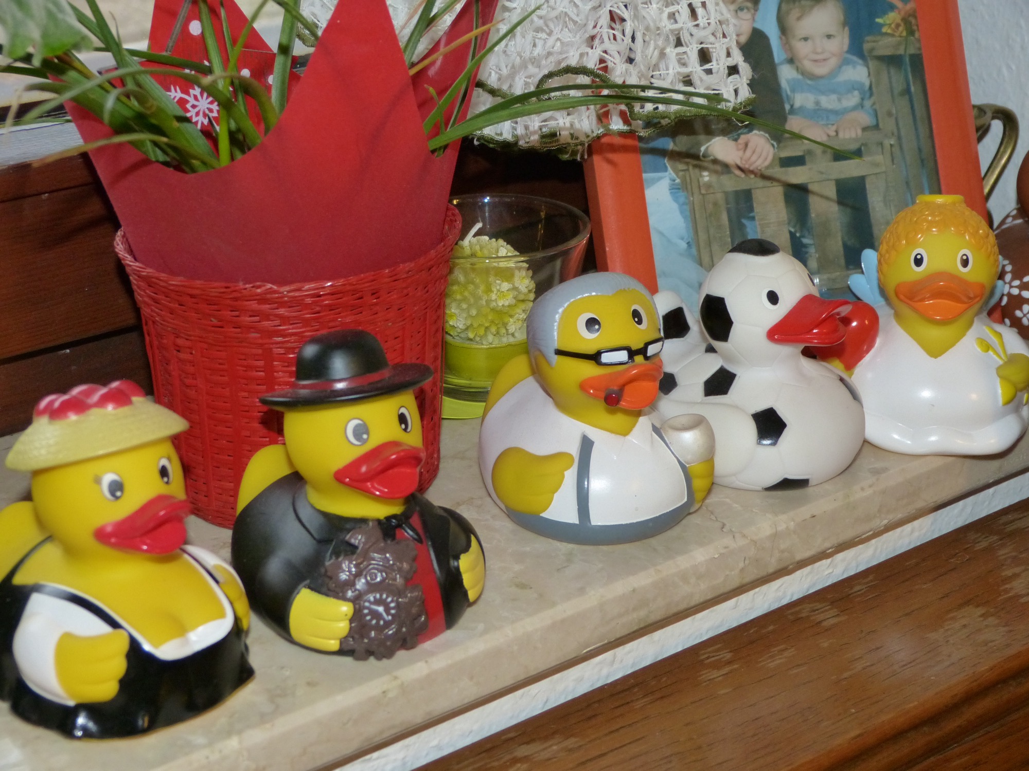 2020-11-23-OH-bia-Friedebert Stehle-u-geschenkte Enten auf Fensterbank