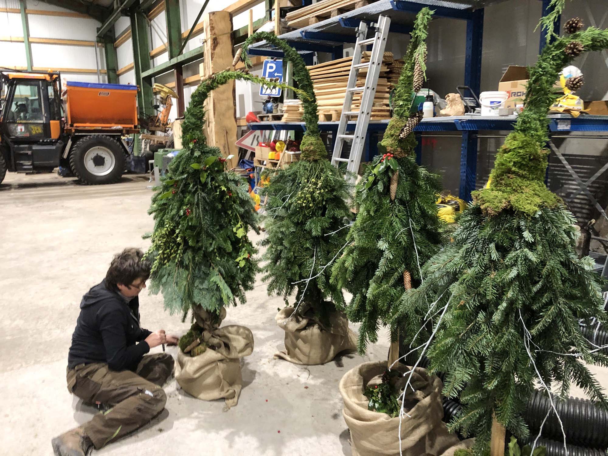 2020-11-27-NO-Gemeinde-Weihnachten in Nordrach-Wichtelbäume fast fertig