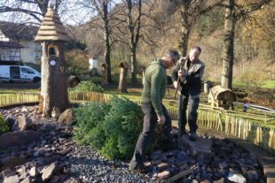 2020-11-27-OH-Tourist-Info-Hier ist das Bauhof-Team noch am Aufbau des Hademar Adventsdorf...