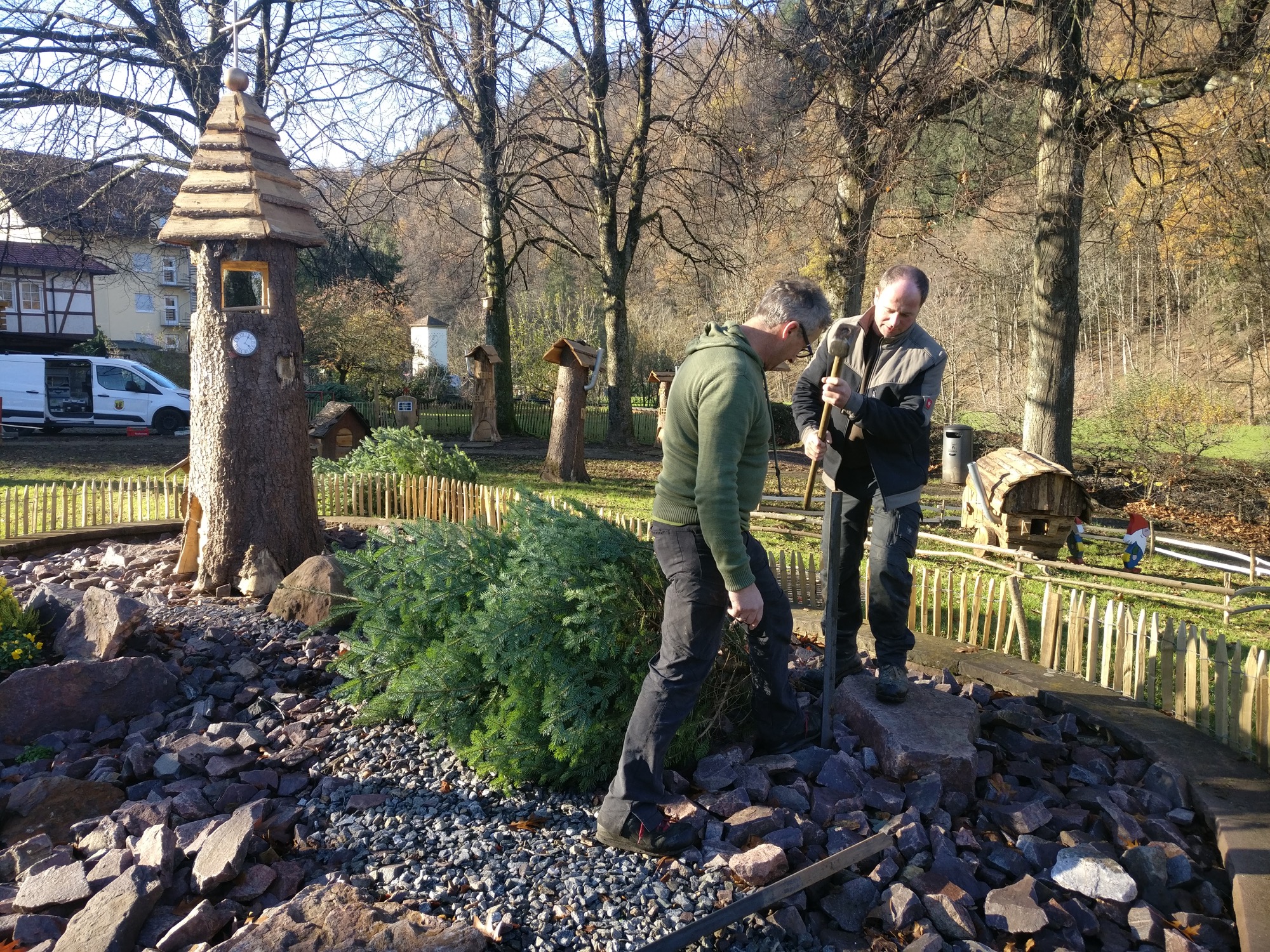 2020-11-27-OH-Tourist-Info-Hier ist das Bauhof-Team noch am Aufbau des Hademar Adventsdorf...
