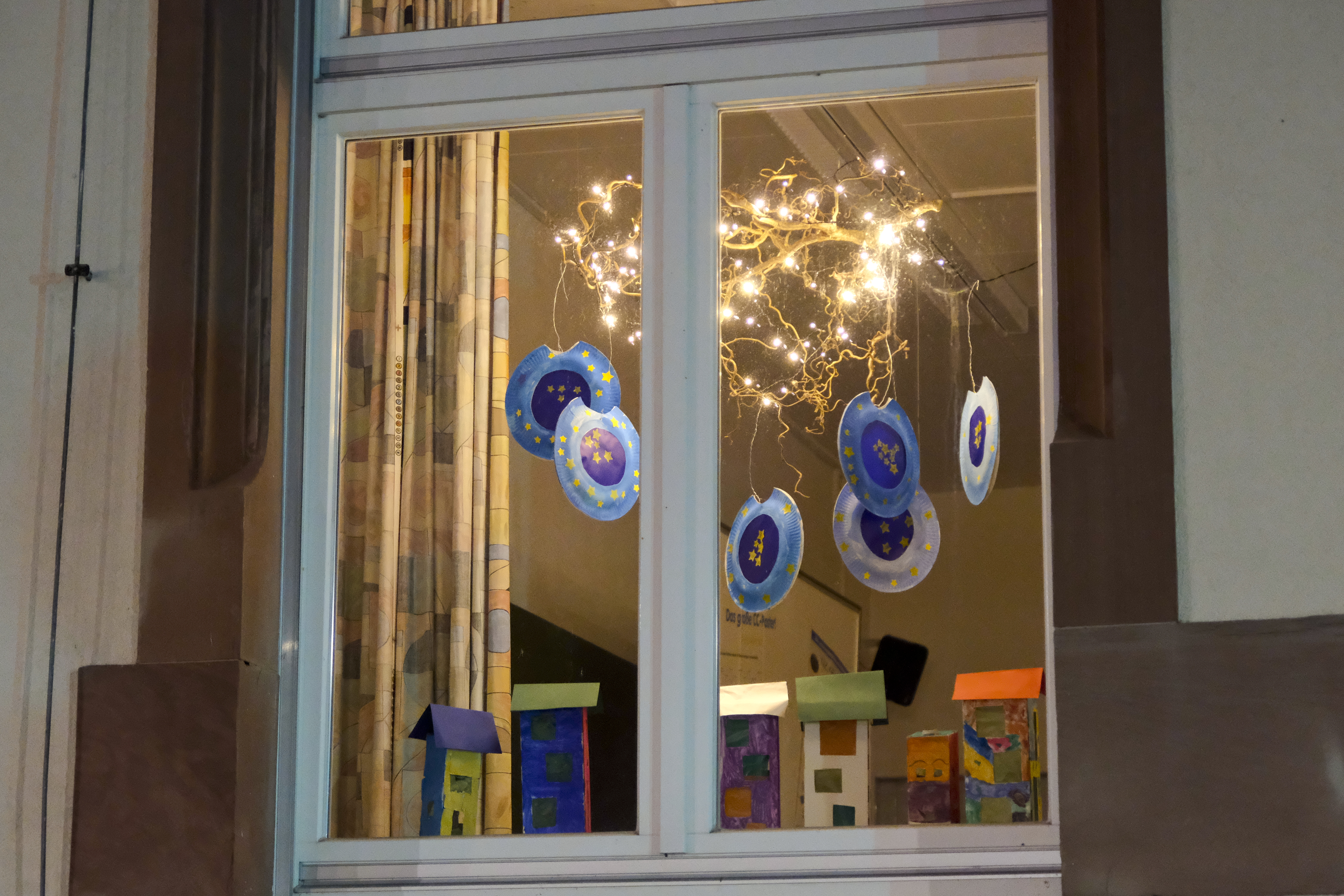 2020-11-30-ZE-UH-vo- Grundschule Leuchtende FensterDSCF5244mod