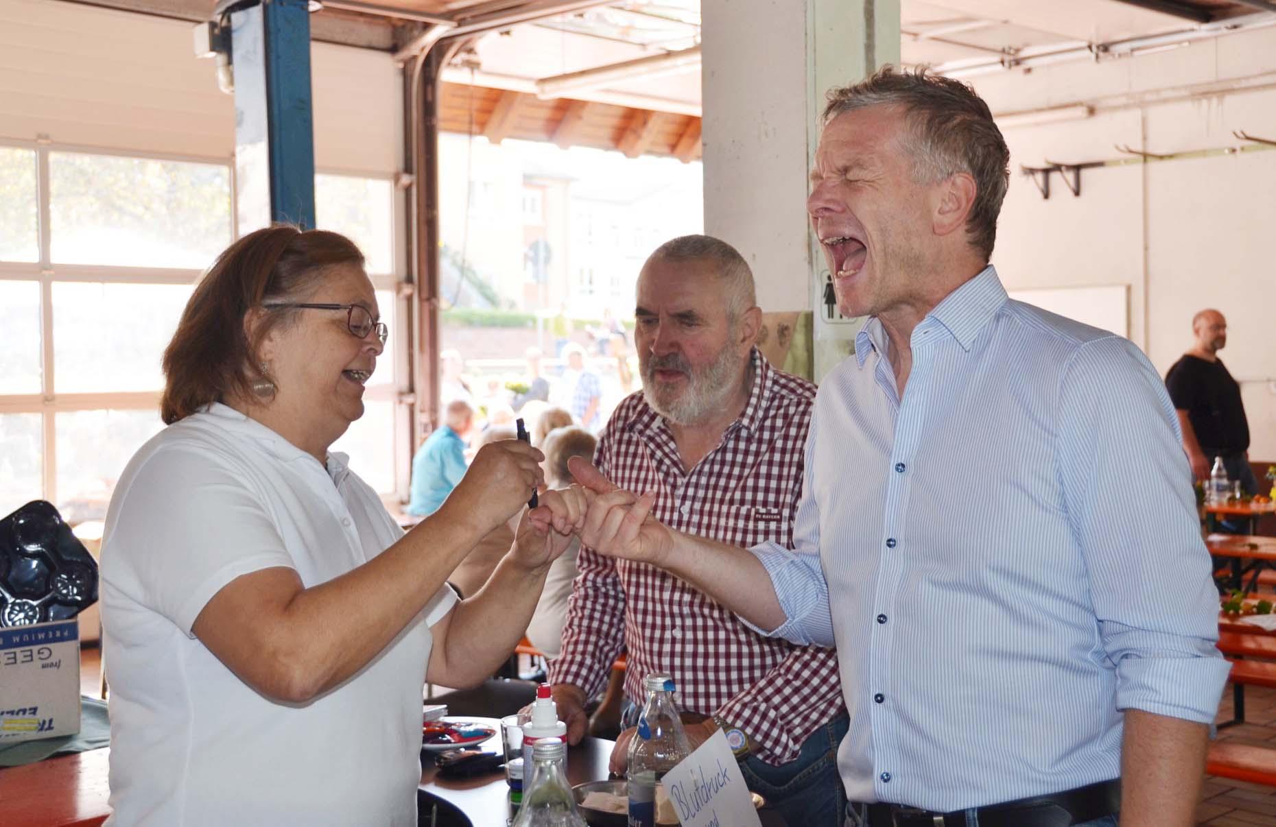 2020-11-6-ZE-bia-Margit Wohlgethan-u-Blutzuckermessung bei Chef Volker Halbe