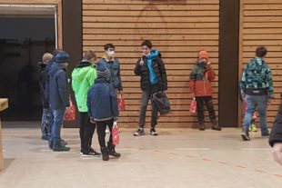 2020-12-11-ZE-Uh-Klaus Steinborn-TVU Nikolaus-Foto-Nikolaus 2020-Geschenkübergabe