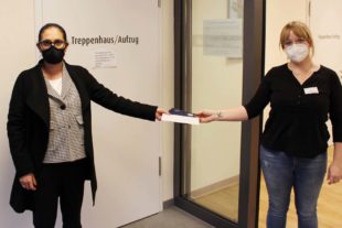 2020-12-18-BI-Tourist-Info-Weihnachts-Übergabe im Nachbarschaftshaus