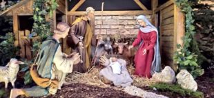 Jesuskind liegt schon in der Krippe