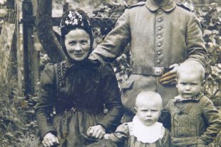 2020-12-7-BI-bia-Marlene Herrmann-SP Ahnen in Tracht sw_Quelle privat