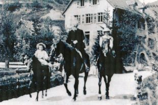 2020-12-9-NO-hv-Gerda Walther-Historischer Verein NO-Gerda mit Pony, Dr. Walther, Sigrun Walther. Im Hintergrund das Herrenhaus