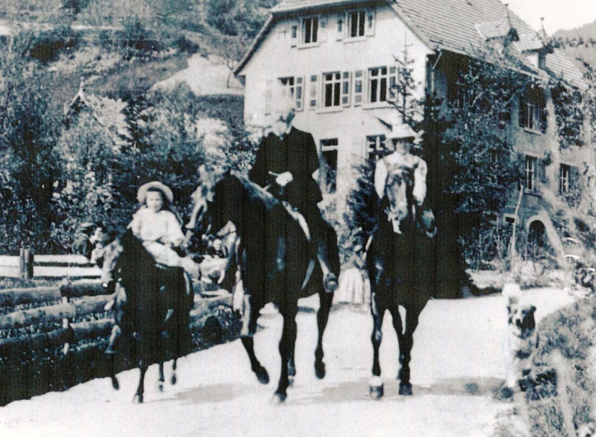 2020-12-9-NO-hv-Gerda Walther-Historischer Verein NO-Gerda mit Pony, Dr. Walther, Sigrun Walther. Im Hintergrund das Herrenhaus