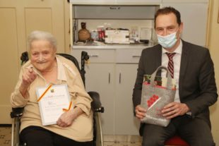 2021-1-15-OH-Anne-Kathrin Heizmann- 100 Jahre Olga Haag-IMG_7848_Frau Haag mit Bürgermeister Weith