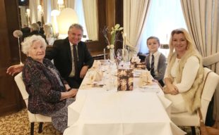 Nordrachs Ehrenbürgerin hat erste Covid-19-Impfung erhalten