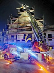 Sturmböe fegte am Samstagvormittag Storchennest vom Rathausgiebel