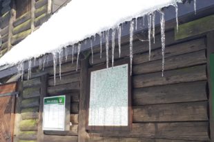 2021-3-22-ZE-Ulrich Spitzmüller-Frühlingsanfang-Eiszapfen Kreuzsattelhütte