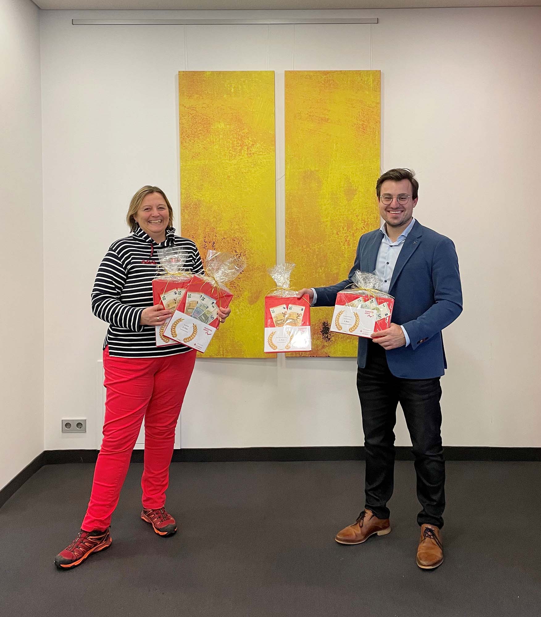 2021-3-3-Kinzigtal- Sparkasse Planspiel Börse- Sabine Kühn und Stefan Pfaff