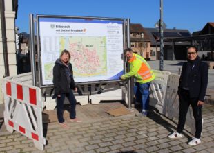 Neue Ortsplantafel vor dem Rathaus