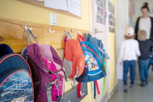 ARCHIV - 24.04.2019, Brandenburg, Wandlitz: Kinderrucksäcke hä