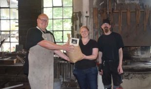 Bürgermeister Carsten Erhardt griff zum Schmiedehammer