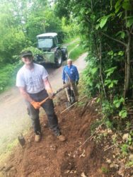 Im Einsatz mit Pickel und Schaufel