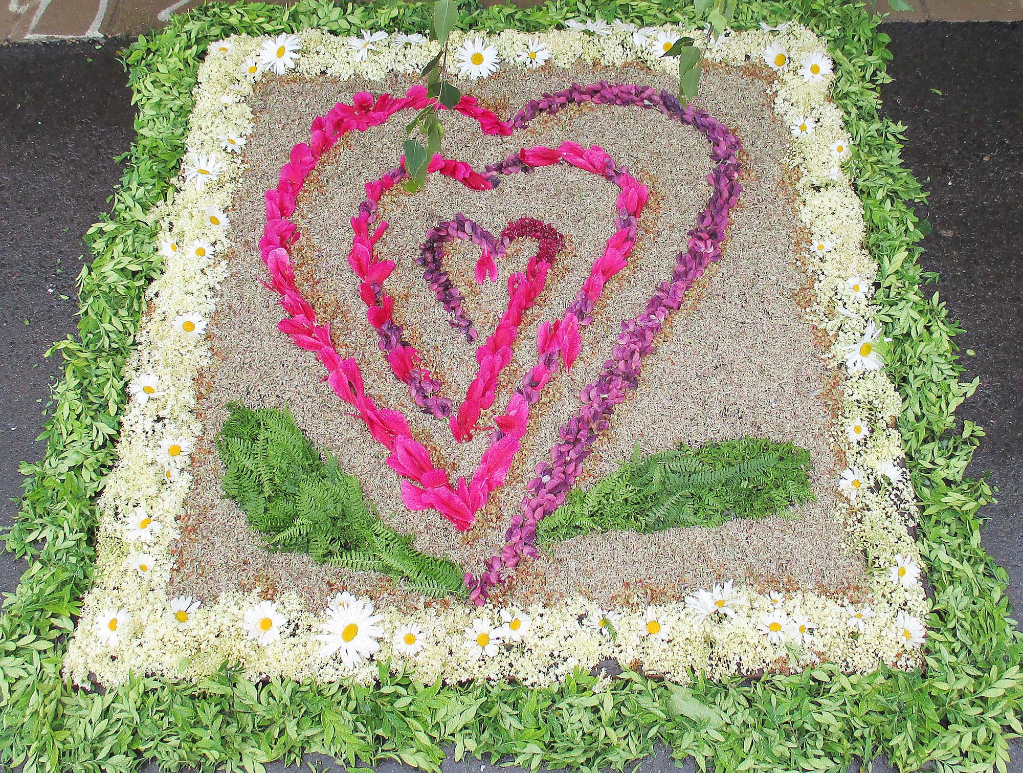 2021-6-9-BI-PB-Thomas Leopold-Fronleichnamsfest-Herz IMG_0873