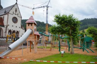 Pfarrkirche künftig in buntem Licht?