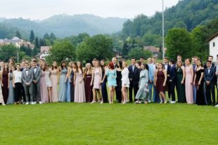 2021-7-19-GE-vo- MSG Abiball Gruppenbild DSCF9386