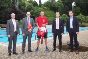 2021-7-2-OH-kal-Schwimmbad mit Defibrillator-zzzvkIMG_4886b
