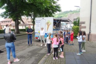 2021-7-21-ZE-UH-privat-Grundschule-Eiswagen-DSC01190