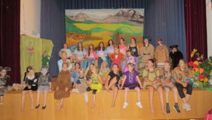 Chamäleon-Kinder zeigen ihre Talente beim Spiel und Tanz