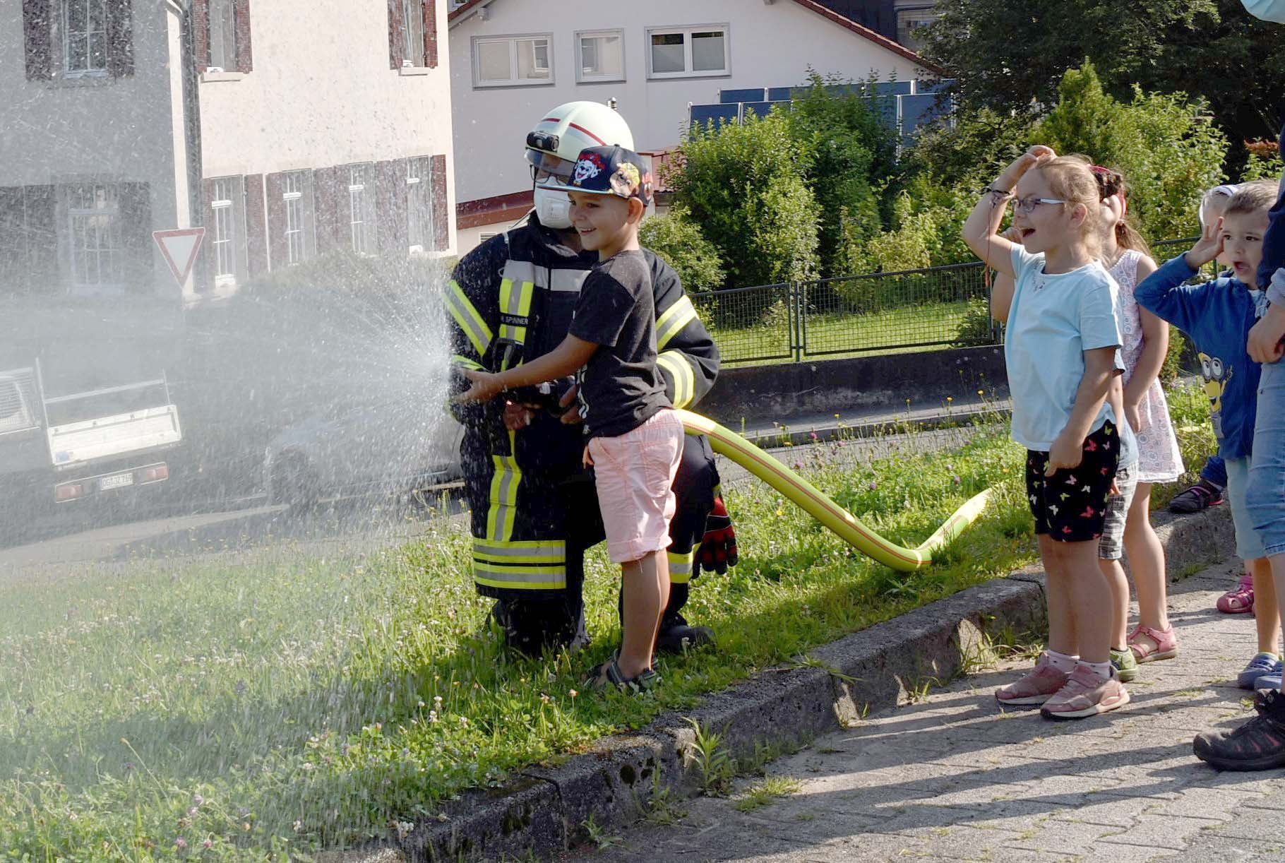 2021-7-28-NO-privat-Kindergarten-Feuerwehr-Bild 4 Löschpistole