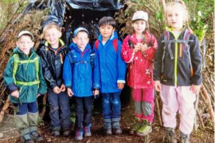 2021-7-28-ZE-UH-privat-Kindergarten Kleine Wolke-Waldwoche-Hütten-ausbessern