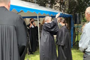 2021-7-30-ZE-privat-Friederike Schweizer Pfarrerin-Segnung durch Petra Bahr_Bettina Sangerhausen
