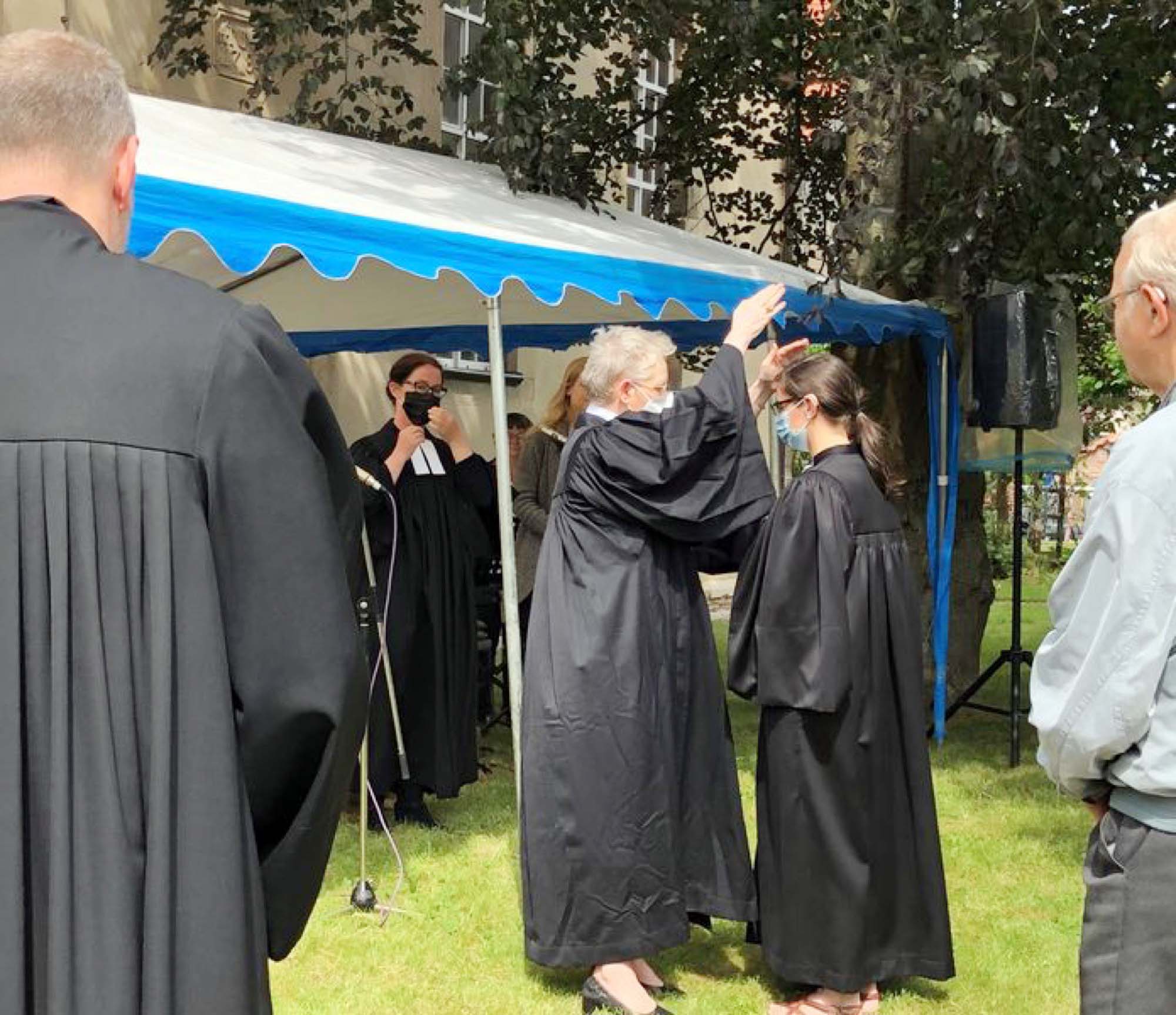 2021-7-30-ZE-privat-Friederike Schweizer Pfarrerin-Segnung durch Petra Bahr_Bettina Sangerhausen